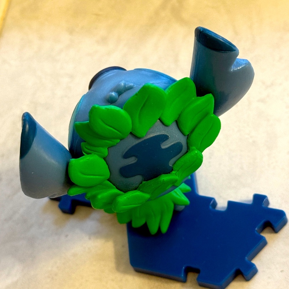Disney Stitch Collect &Connect Hula Dancing Stitch with blue puzzle base. NWOT - Picture 3 of 9